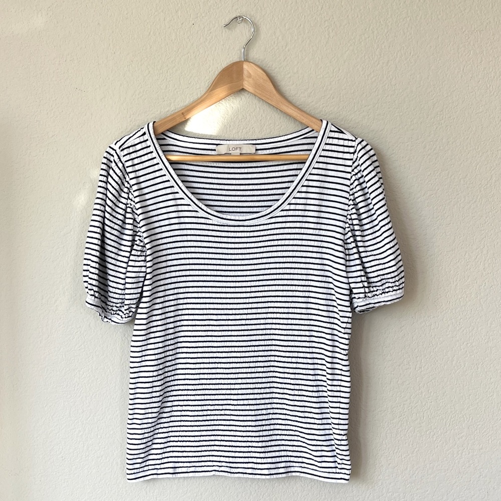 LOFT Striped Crinkle Puff Sleeve Top / black & white / size medium / EUC